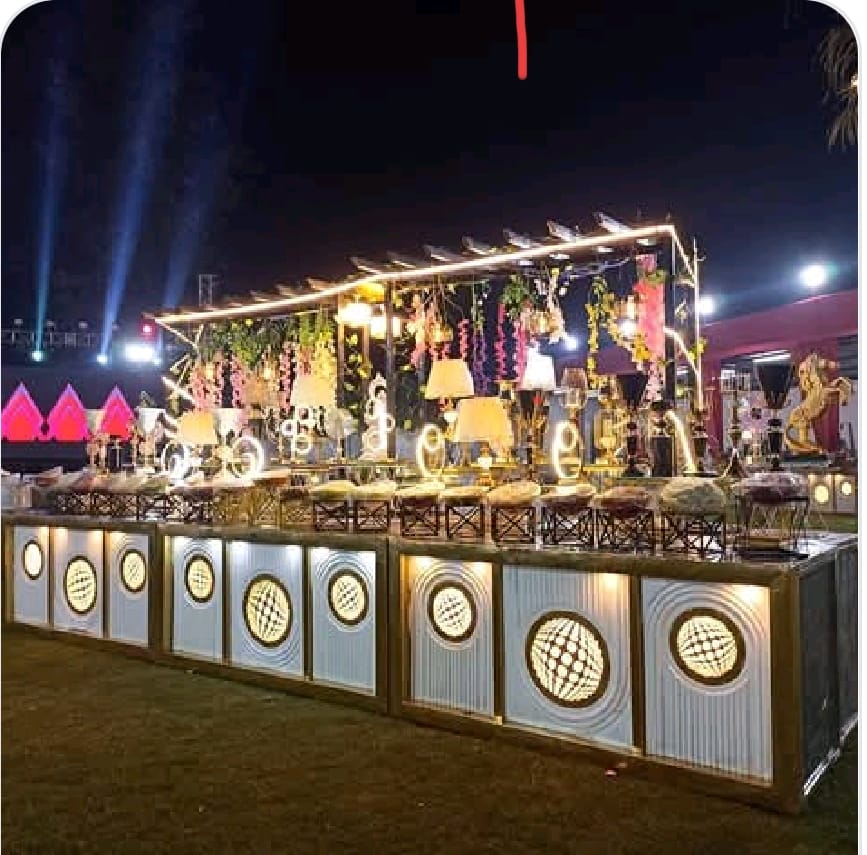 Professional catering services setup for events in Delhi
2️⃣ Food catering service for wedding and party events in Delhi
3️⃣ Delicious buffet catering setup for event guests
4️⃣ Professional caterers serving food at a wedding event
5️⃣ Event catering service with buffet food arrangement